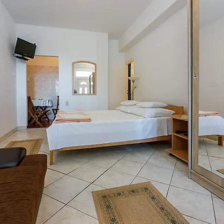 Apartment Idyllisches Studio-apartment Nur 50 Meter Zum Mit Parkplatz, Meerblick